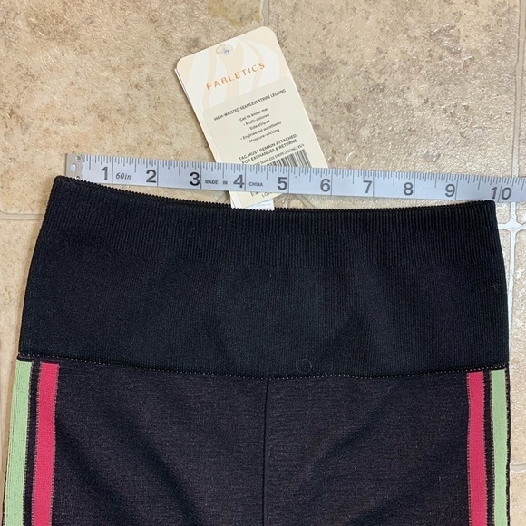 Women’s Fabletics High-Waisted Seamless Stripe Leggings Size XS NWT - Picture 8 of 8